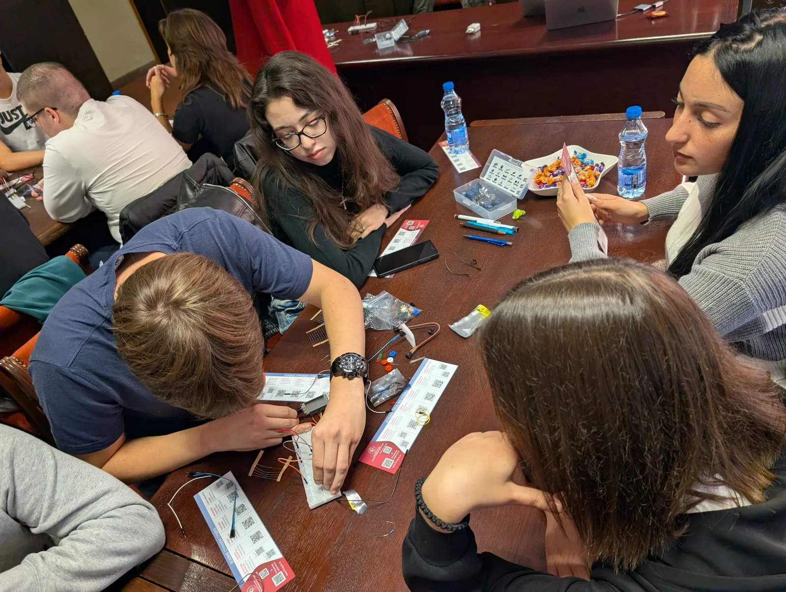 Rad u maloj grupi na povezivanju komponenti na eksperimentalnoj ploči.