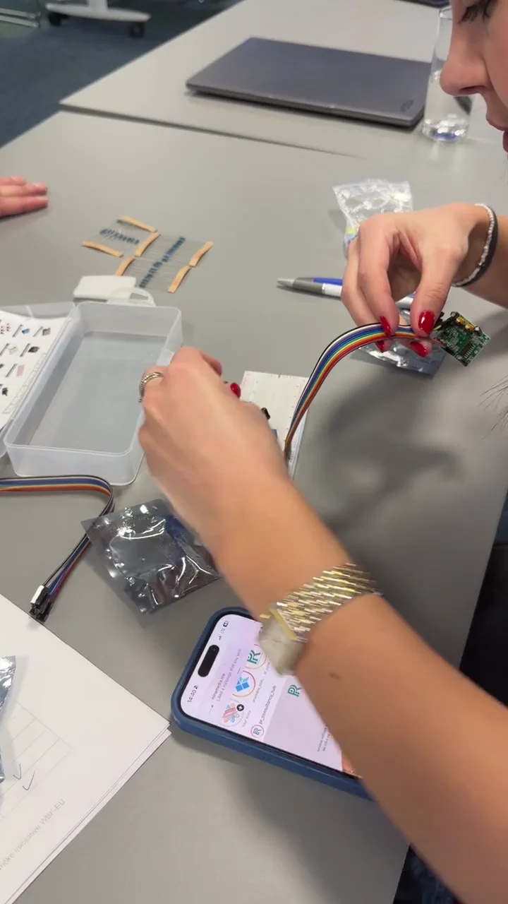 Kadar iz dostavljenog video-snimka: praktičan rad s elektronskim komponentama.